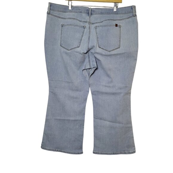 Plus Size Light Wash Flared Jeans With Floral Embroidery & Pockets 20W - Picture 2 of 11